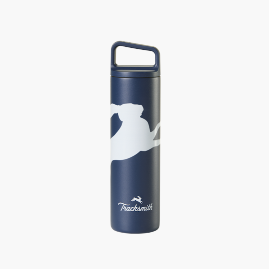 https://tracksmith-media.imgix.net/Fal22-Navy-Insulated-Water-Bottle_3081a580-e0e4-4799-8484-1b4f9f5900b4.png?bg=f8f8f8&fit=fillmax&w=1080&h=540